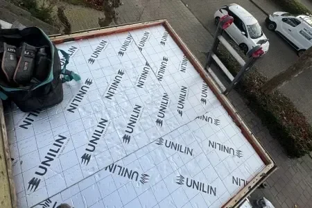 Unilin isolatiemateriaal geïnstalleerd op dak.